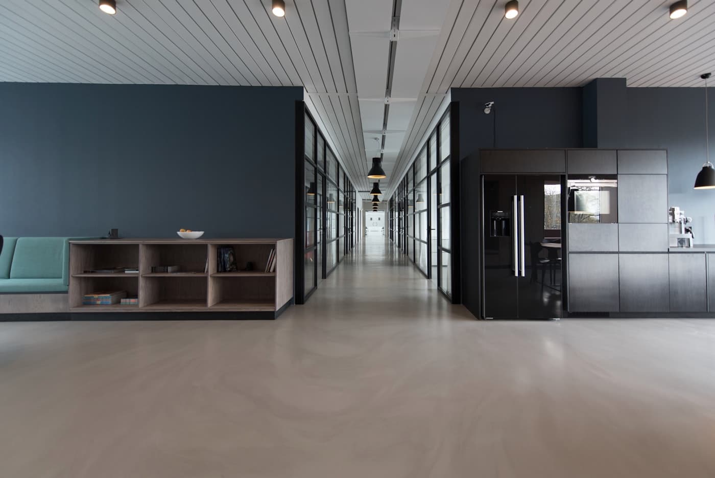 Uredski prostor s hotelskim materijalima — kontekst management analize